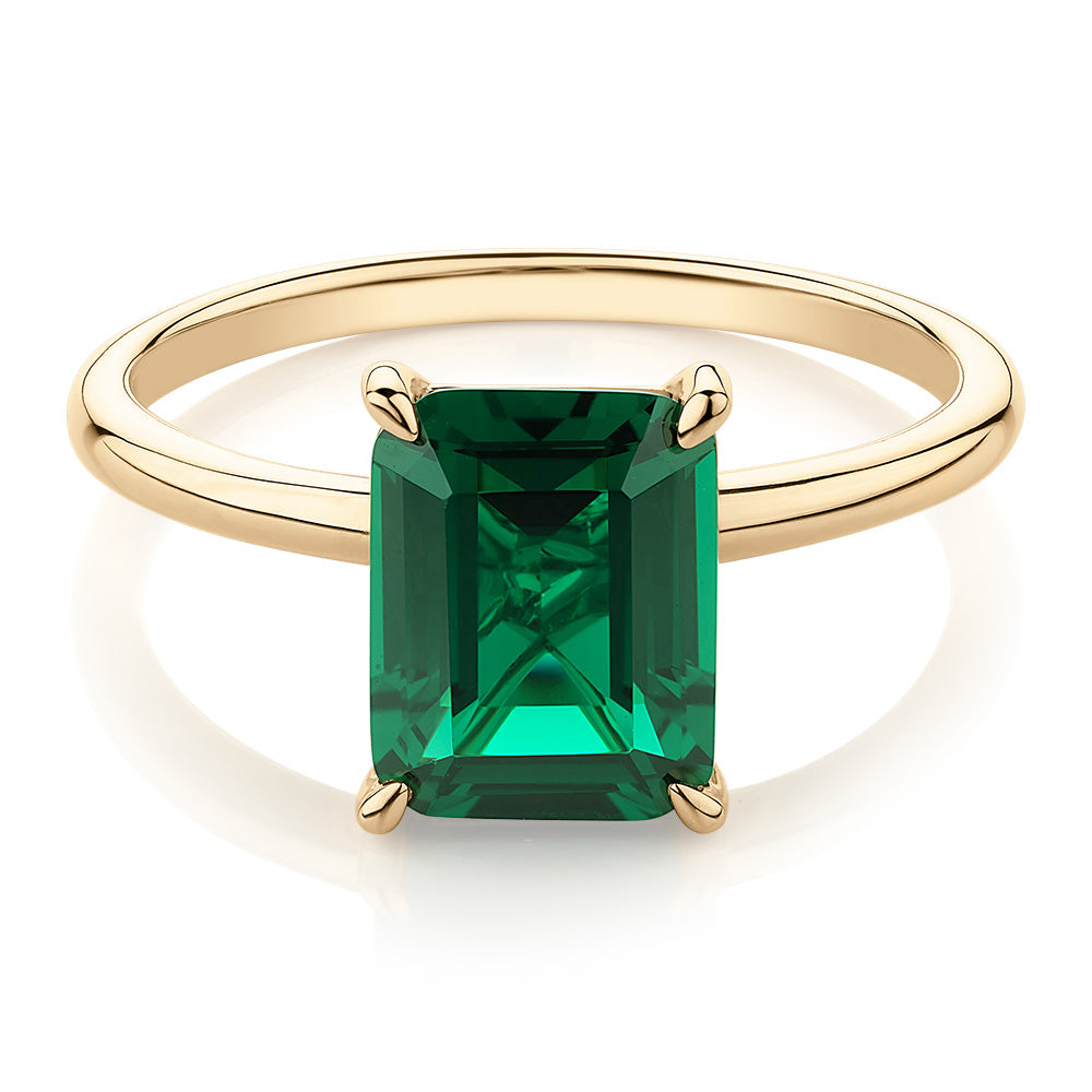 Dress ring with emerald simulant in 10 carat yellow gold