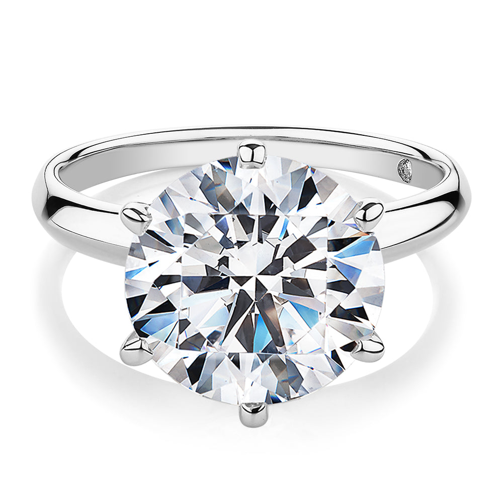 Round Brilliant solitaire engagement ring with 7 carat* d