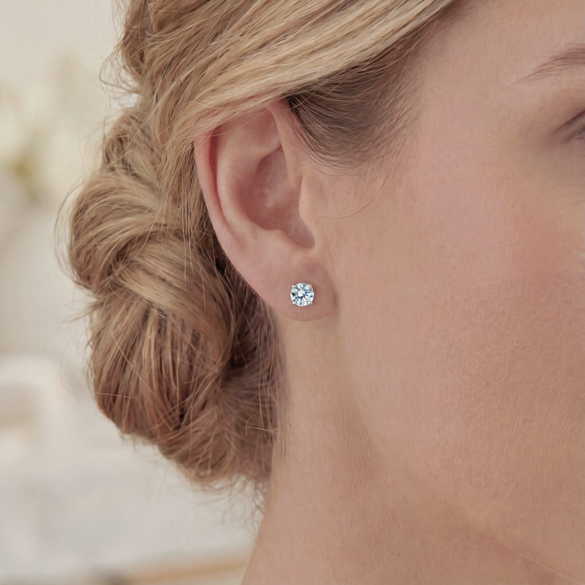 Round Brilliant stud earrings with 2.18 carats* of diamond simulants in sterling silver