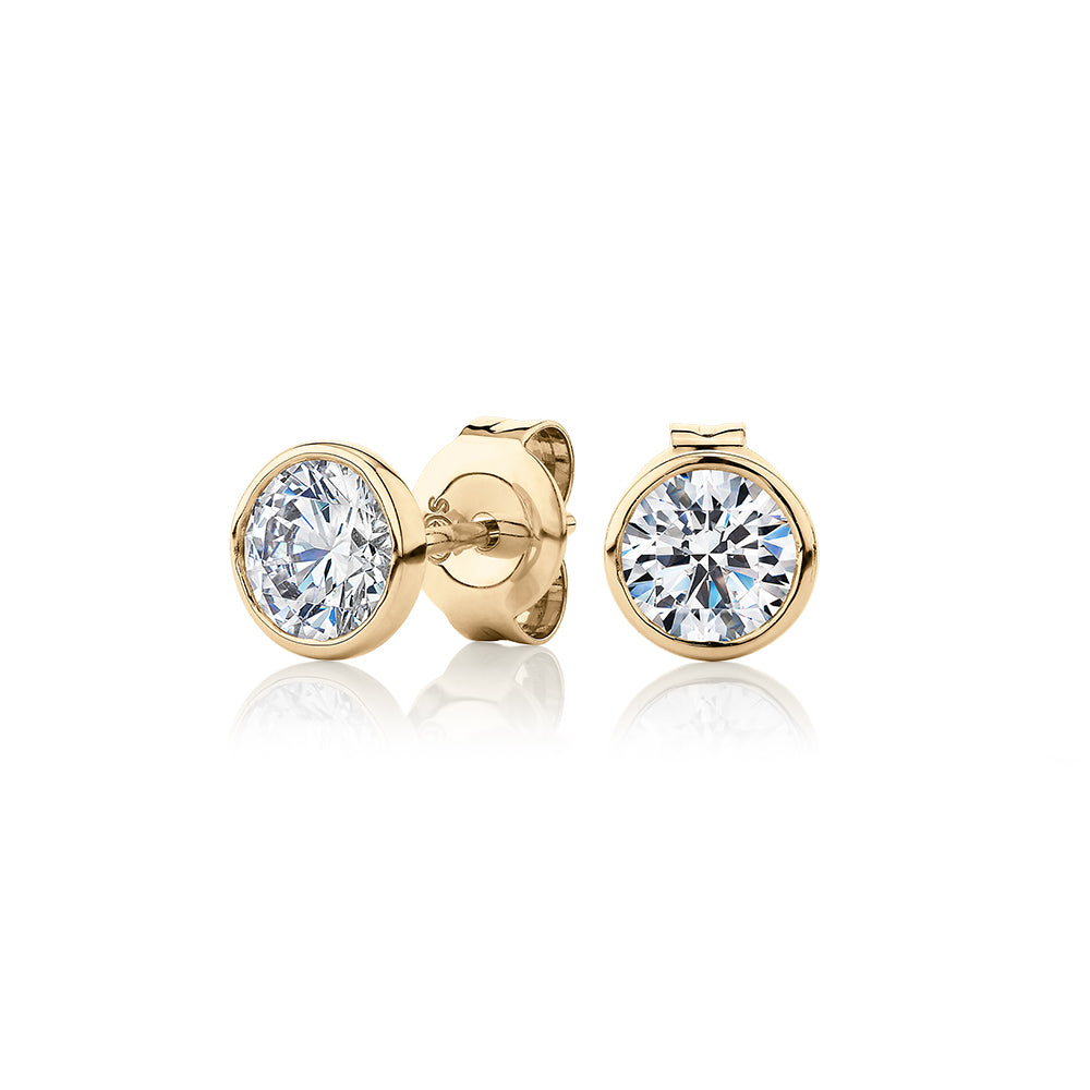 Round Brilliant stud earrings with 1 carat* of diamond simulants in 10 carat yellow gold