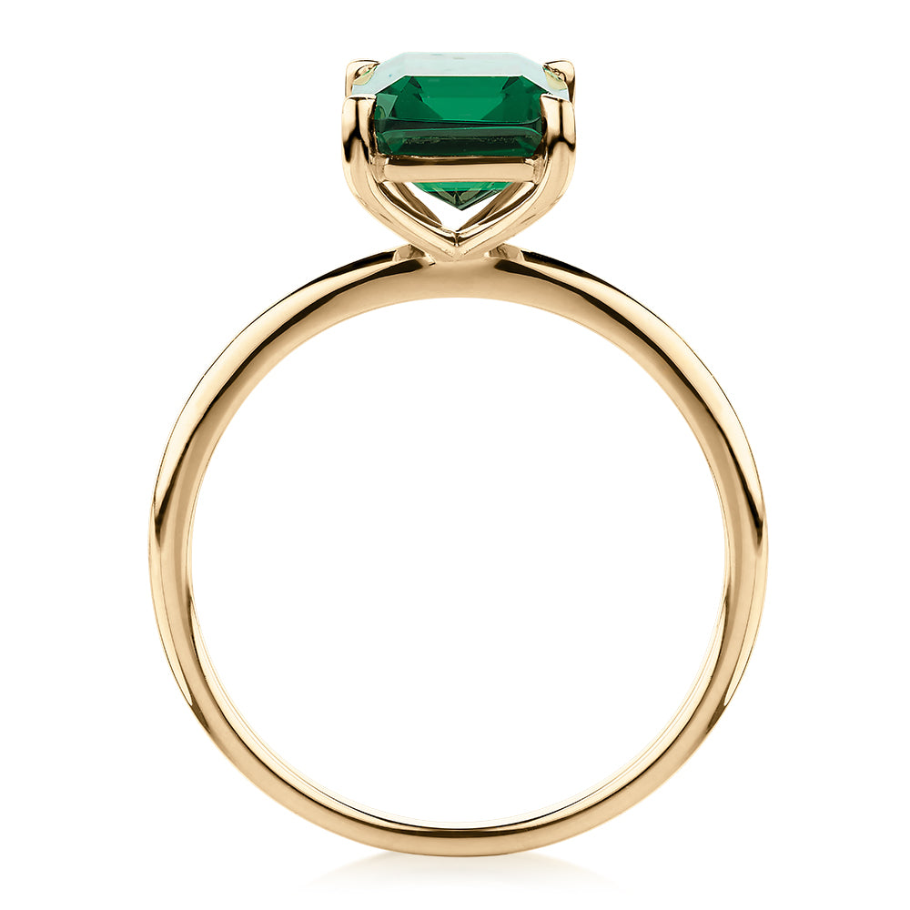 Dress ring with emerald simulant in 10 carat yellow gold