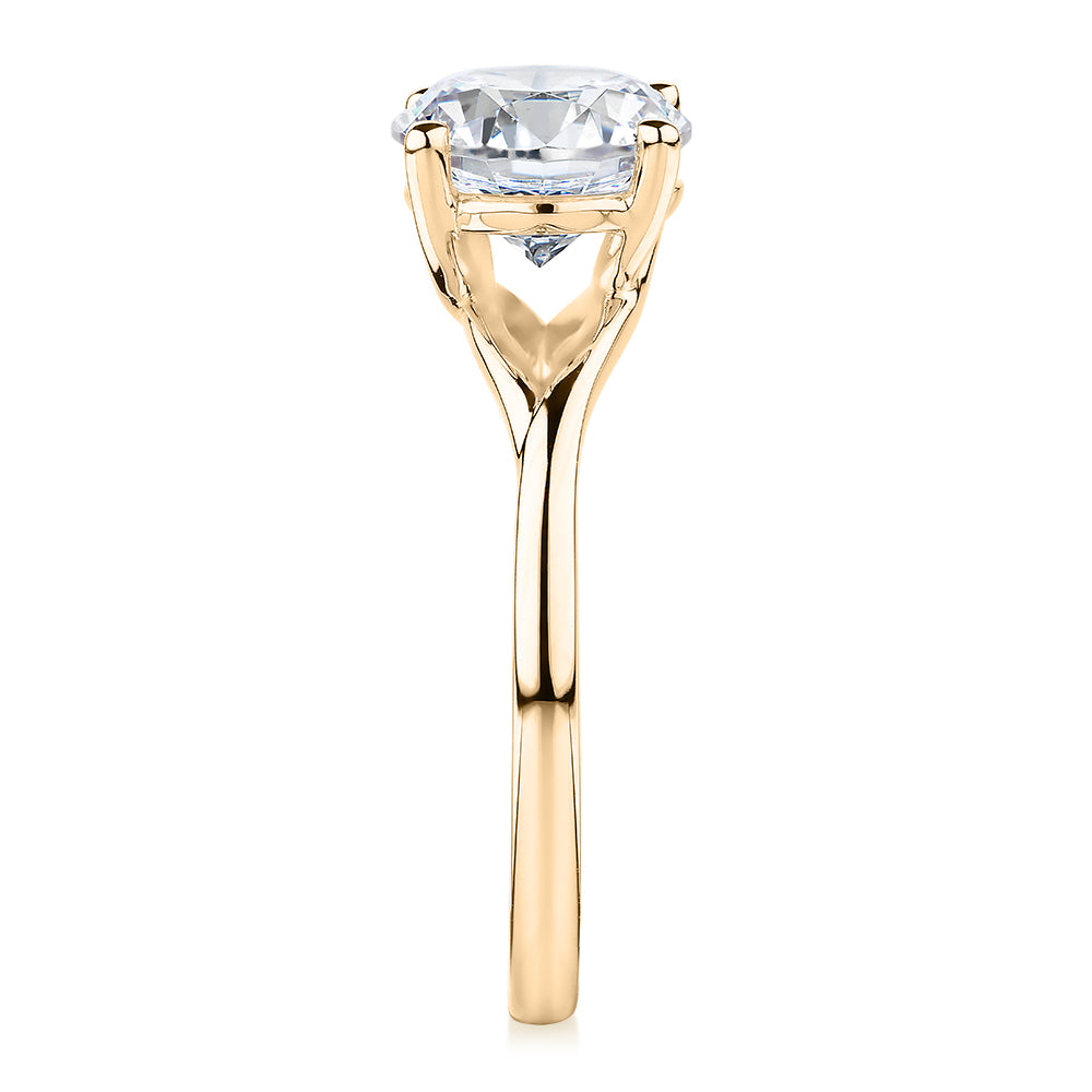 Round Brilliant solitaire engagement ring with 2.04 carat* diamond simulant in 14 carat yellow gold