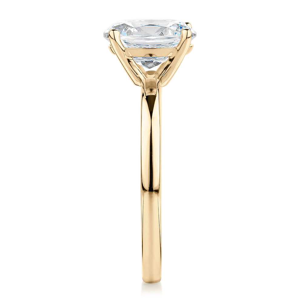 Oval solitaire engagement ring with 1.86 carat* diamond simulant in 14 carat yellow gold